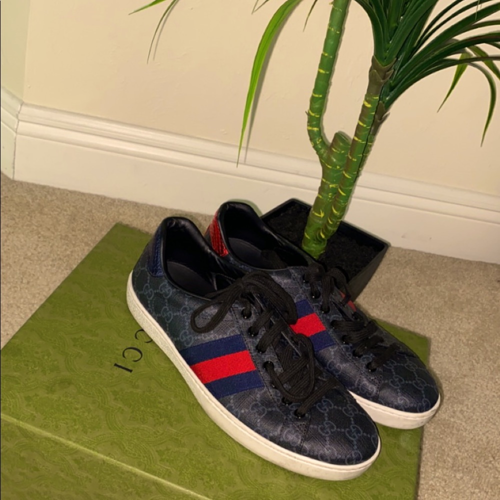 Men's Gucci Monogram Low Top Sneakers size 9